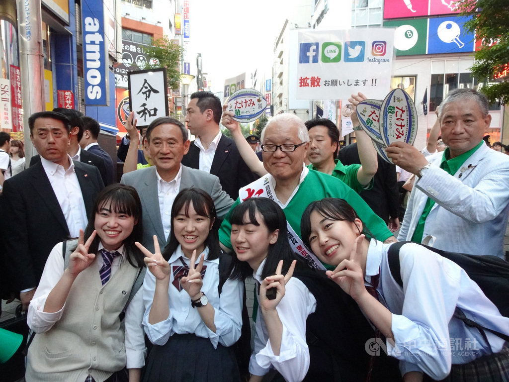 日本內閣官房長官菅義偉成為日本自民黨黨魁選舉的大黑馬。圖為去年7月參議院選舉時,他幫黨籍同志助選,在東京池袋相當受歡迎。中央社記者楊明珠東京攝 109年8月31日