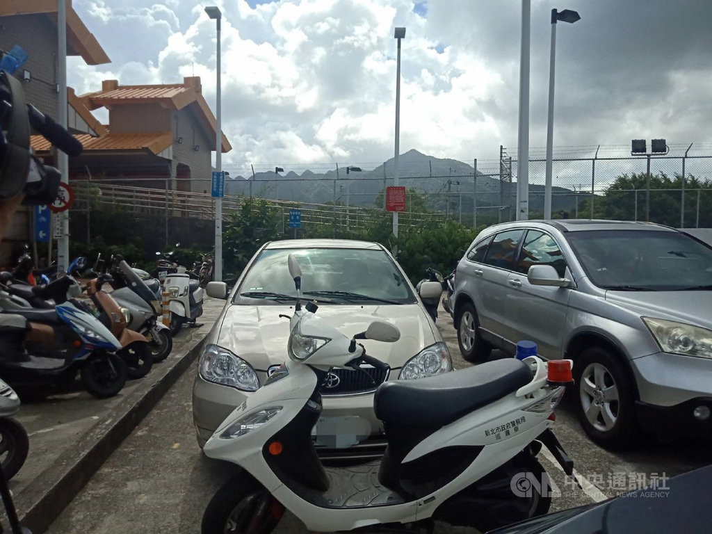 37歲盧姓男子駕駛自小客車(中後)於高鐵新竹站搭載高雄失蹤少女北上,警方31日循線在淡水區攔獲盧男,盧男辯稱不認識少女,全案正擴大偵辦中。(翻攝畫面)中央社記者王鴻國傳真 109年8月31日