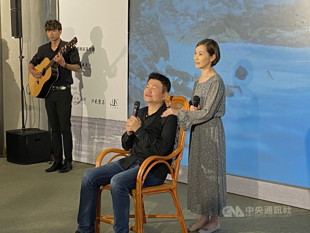 「愛是我們的嚮導-楊牧的人生與文學系列活動」將於9月5日舉辦詩劇場,31日在系列活動開幕式上特別邀請詩人羅智成(右2)、國光劇團資深演員朱安麗(右)以已故國寶詩人楊牧詩作「海岸七疊」示範演出。中央社 109年8月31日