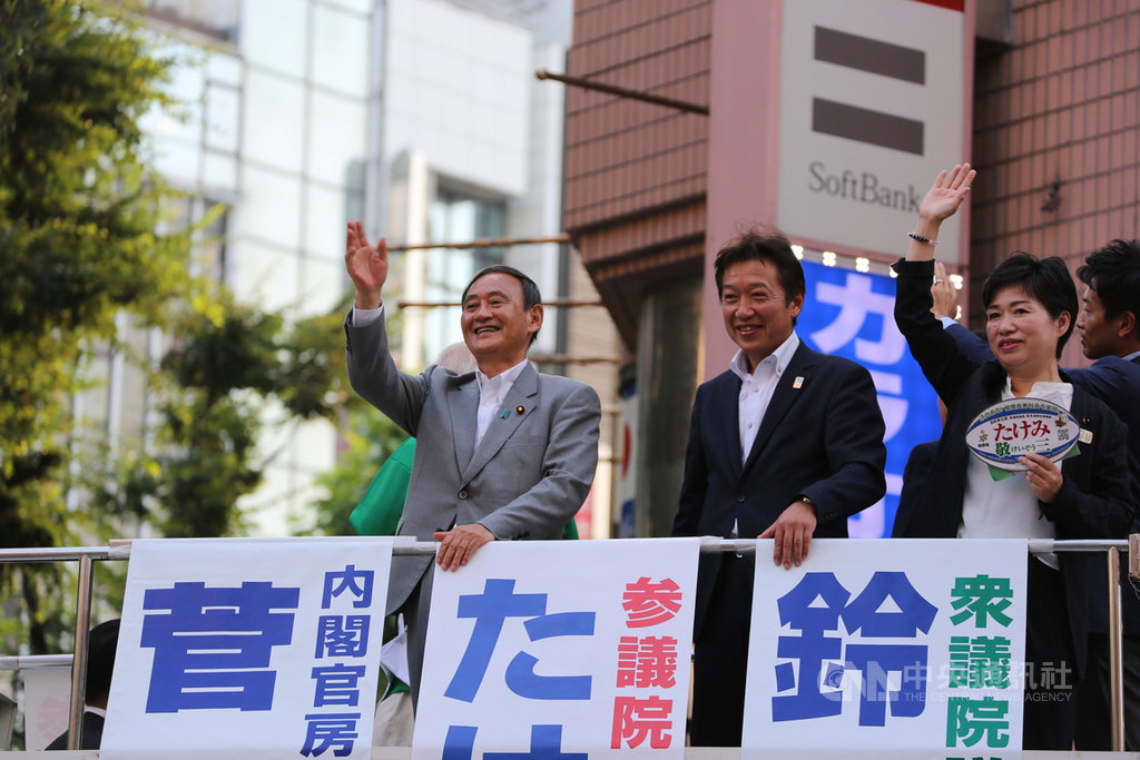 日本首相、執政黨自民黨黨魁安倍晉三因舊疾復發28日宣布請辭,自民黨內主流派傾向支持內閣官房長官菅義偉接棒。圖為去年7月參議院選舉時,高人氣的菅義偉(左1)助選的情況。中央社記者楊明珠東京攝 109年8月31日