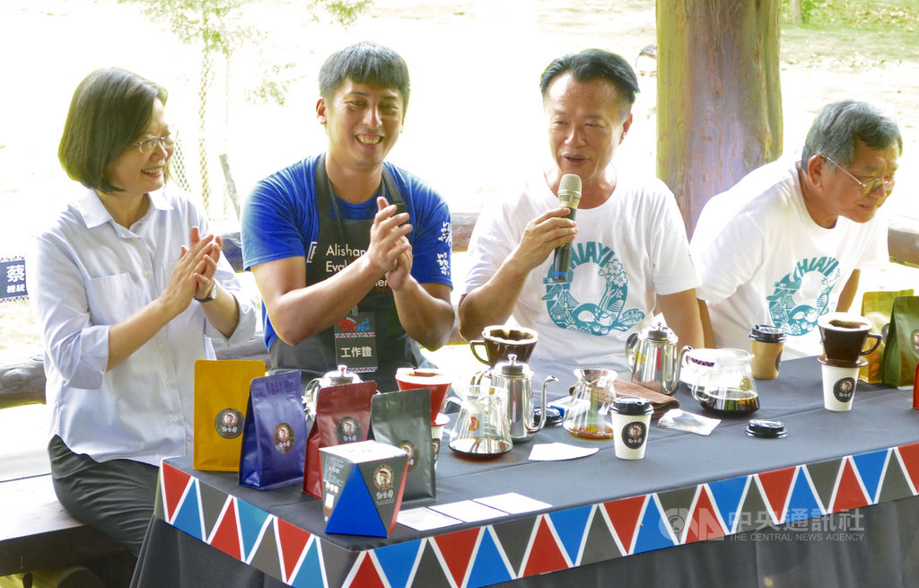 阿里山咖啡農方政倫(左2)近日遭中國業者盜用肖像及新聞採訪畫面,在網路上以雲南咖啡冒名阿里山咖啡販售,方政倫已報警處理,警方籲民眾勿上當。圖為今年7月總統蔡英文(左)與立委陳明文(右起)、嘉義縣長翁章梁訪阿里山品嚐咖啡。中央社記者蔡智明攝 109年8月31日