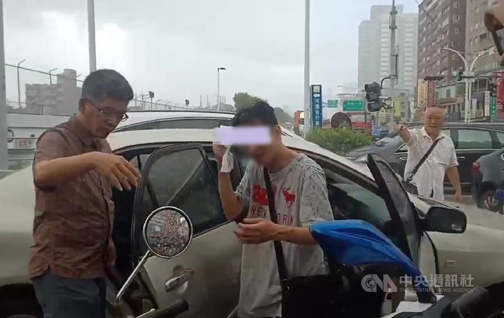 高雄市失聯國中女學生,警方今天在新竹縣竹東鎮尋獲。其中37歲盧姓男子(左2)等3人涉略誘罪,警方移送高雄地檢署偵辦。(翻攝畫面)中央社記者王鴻國傳真 109年8月31日