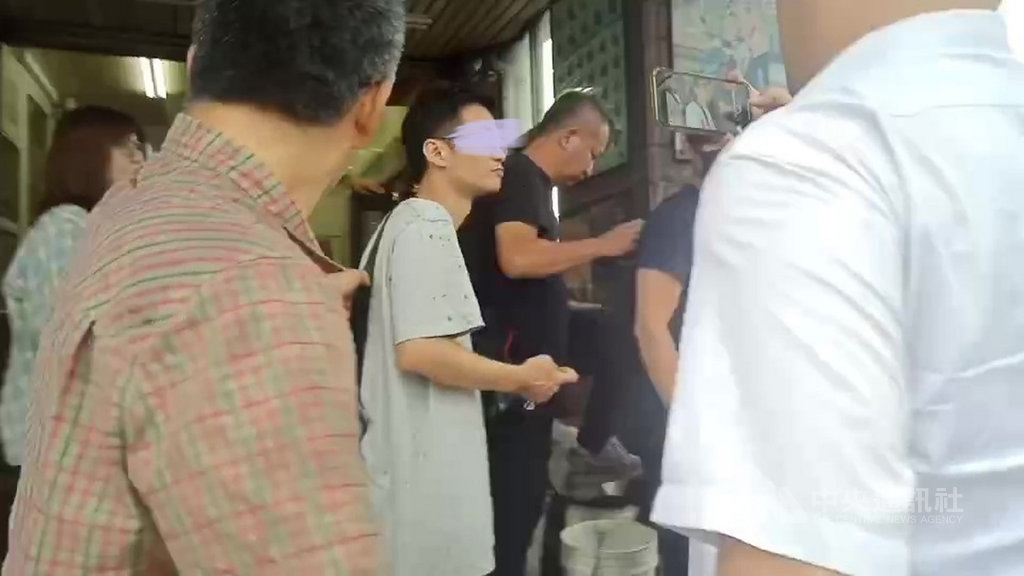 高雄市一名國中女學生疑似北上見網友失聯,高雄刑大和新北警方合作調查,淡水分局竹圍派出所獲報後鎖定從新竹高鐵站載走少女的37歲盧姓男子(中灰衣者),下午埋伏攔獲盧男,當場查扣人車並帶回偵訊。(翻攝畫面)中央社記者王鴻國傳真 109年8月31日