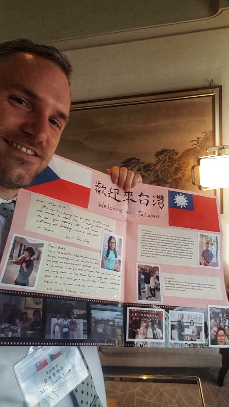 捷克首都布拉格市長賀瑞普30日晚間推文,秀出當年台灣同學為歡迎他造訪,親手製作的卡片。(圖取自facebook.com/zdenek.hrib.primator)