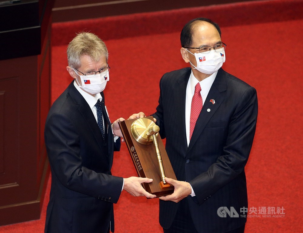捷克參議院議長維特齊(左)1日上午前往立法院參訪並發表演說,立法院長游錫堃(右)代表立法院致贈紀念議事槌給維特齊,並合影留念。中央社記者郭日曉攝 109年9月1日