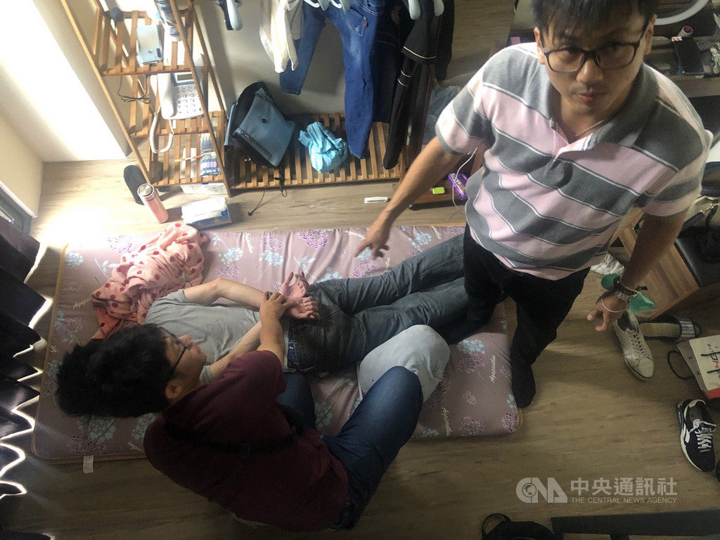 高雄市劉姓女學生北上失聯,警方1日在新竹縣竹東鎮尋獲女學生,並逮捕控制女學生的羅姓犯嫌等3人,一併帶回高雄。全案將依略誘、妨害自由罪移送高雄地檢署偵辦。(高市警局三民二分局提供)中央社記者侯文婷傳真 109年9月1日