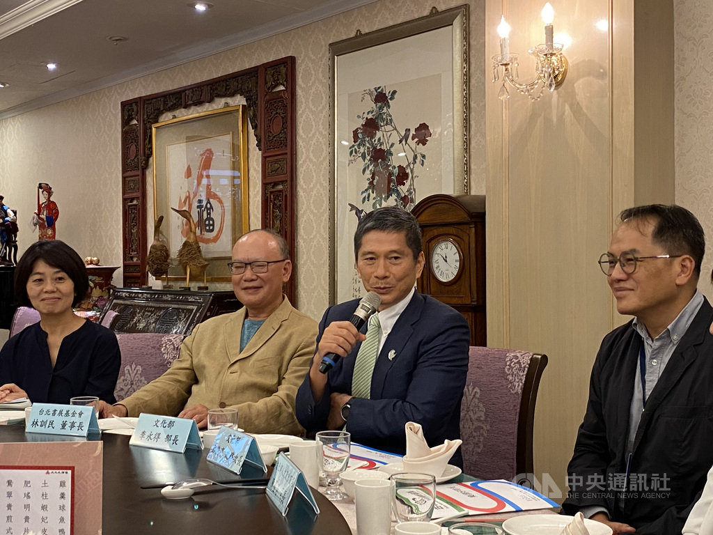 考量疫情影響,文化部長李永得(右2)1日表示,明年將透過虛實整合方式舉辦書展,並全面升級書展現場硬體、網路頻寬等,讓參展單位能有更為便利、通暢的網路直播渠道。中央社記者陳秉弘攝 109年9月1日