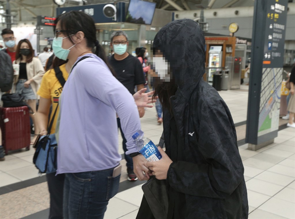高雄市警方會同北部警力兵分多路尋找失聯的劉姓國中少女(右),1日上午9時許在新竹竹東一處透天建築夾層中尋獲女學生,並帶返高雄。(民眾提供)中央社記者董俊志傳真 109年9月1日
