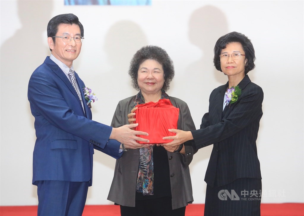 監察院長陳菊(中)1日在監察院主持監察院新任祕書長朱富美(右)交接典禮,由暫代職位的副祕書長劉文仕(左)將印信交接給朱富美。中央社記者吳家昇攝 109年9月1日