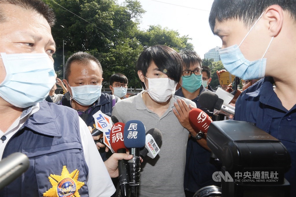 高雄失聯國中少女1日被警方在新竹竹東尋獲,同時逮捕31歲羅姓犯嫌(中)等3人,羅嫌下午被帶往高雄警局展開進一步調查。中央社記者董俊志攝 109年9月1日