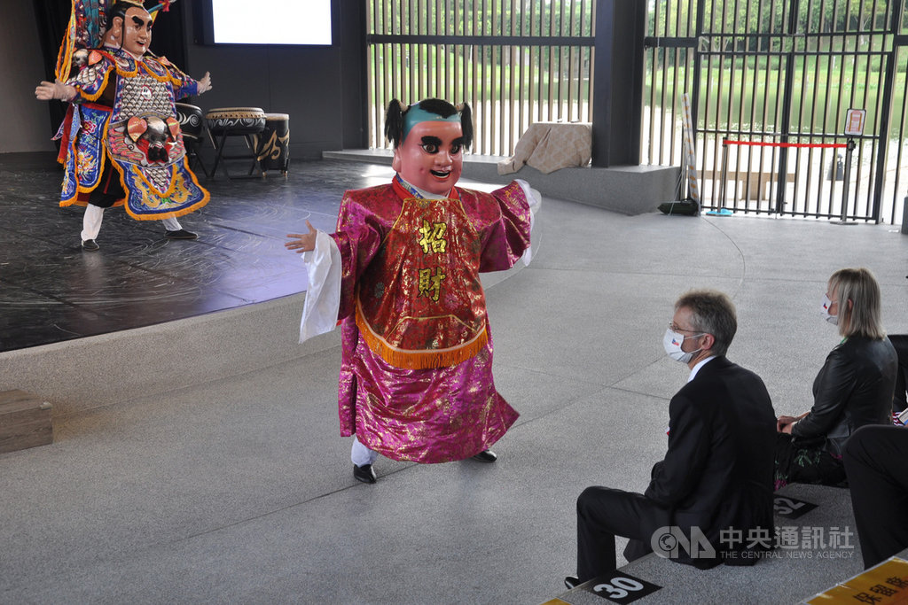 捷克參議院議長維特齊（右2）造訪台灣，1日下午到宜蘭參訪國立傳統藝術中心宜蘭傳藝園區，欣賞九天民俗技藝團所帶來的電音三太子等表演，感受台灣民俗文化風情。中央社記者沈如峰宜蘭縣攝　109年9月1日