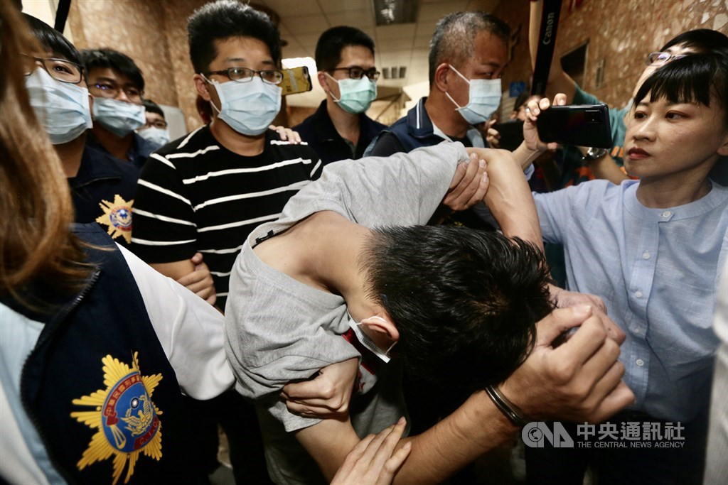 高雄失聯國中少女1日在新竹竹東被尋獲,37歲盧姓男子(前中低頭者)、29歲王姓男子(後條紋衣者)及31歲羅姓男子3名嫌犯也陸續被逮捕,隨即由警方帶回高雄展開進一步偵訊調查。中央社記者董俊志攝 109年9月1日