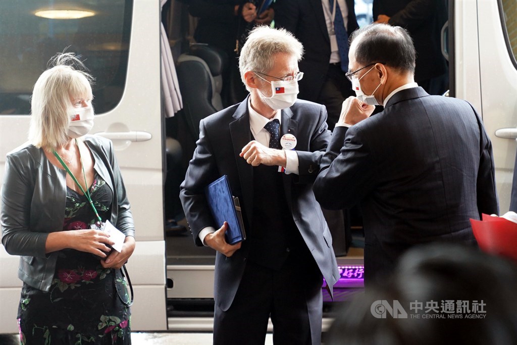 捷克參議院議長維特齊(中)1日受邀到立法院發表演說,是立法院睽違45年後,再度有外國議長在議場發表演說,也是非邦交國議長中第一人。立法院長游錫堃(右)親自迎接,觸碰手肘致意。中央社記者徐肇昌攝 109年9月1日