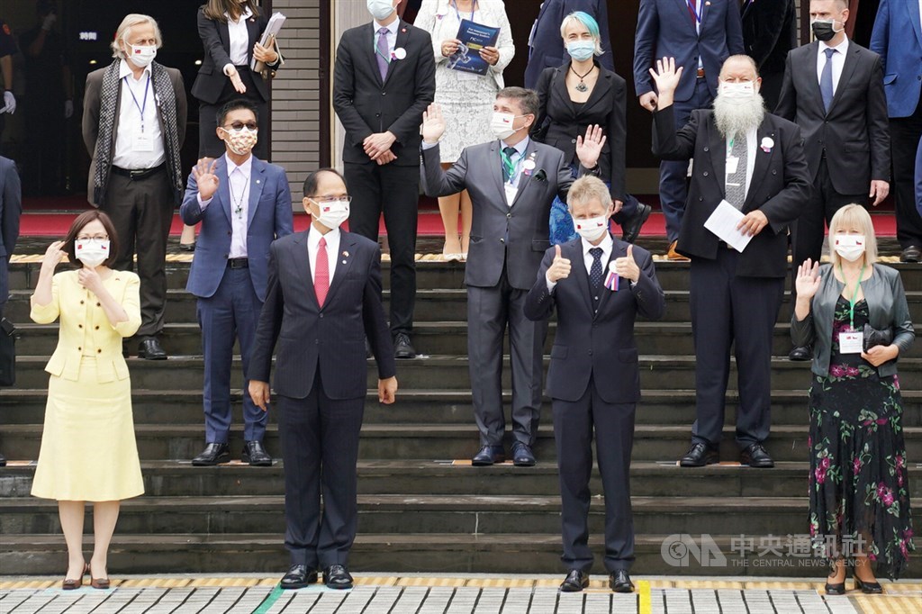捷克參議院議長維特齊(前排右2)1日受邀到立法院發表演說,訪問團一行人與立法院長游錫堃(前排左2)等人比讚合影。中央社記者徐肇昌攝 109年9月1日