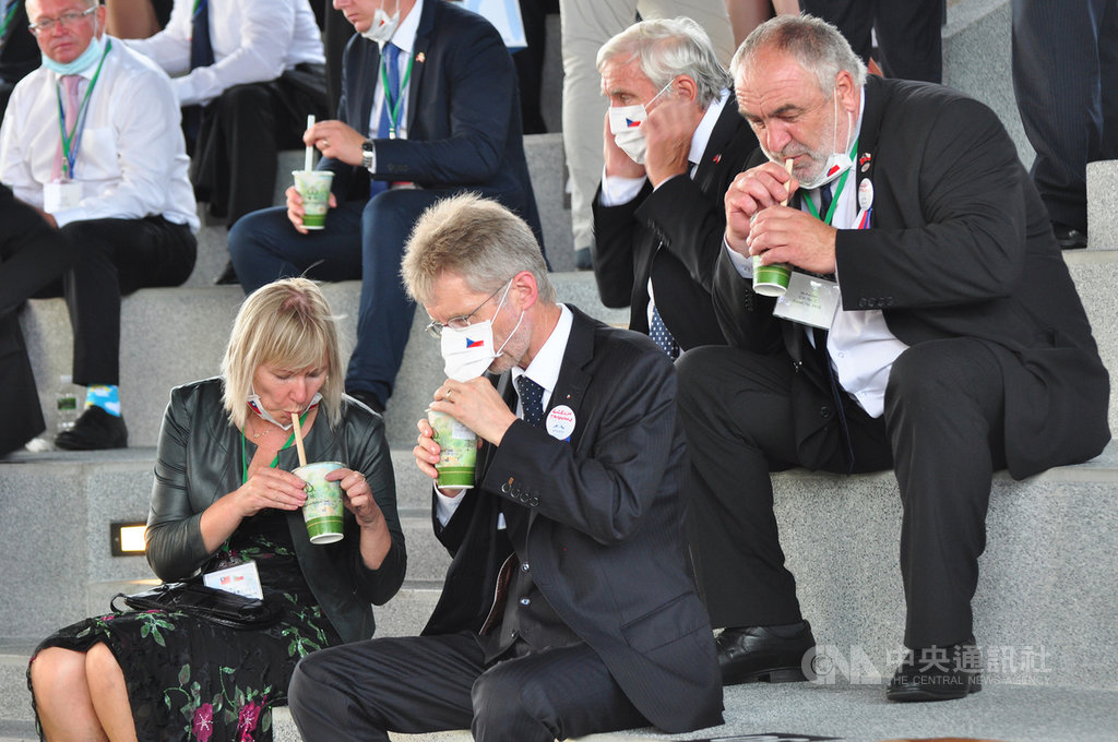 捷克參議院議長維特齊（前右）率團來訪，1日下午走訪國立傳統藝術中心宜蘭傳藝園區，立法院還特別為每位團員送上一杯台灣特色飲品珍珠奶茶。中央社記者沈如峰宜蘭縣攝　109年9月1日