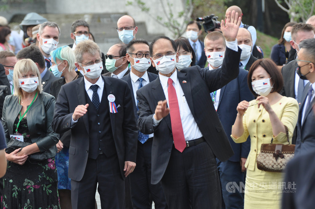 捷克參議院議長維特齊（中左）率團訪台，1日下午在立法院長游錫堃（中右）陪同下，到宜蘭參訪國立傳統藝術中心宜蘭傳藝園區，體驗台灣民俗文化風情。中央社記者沈如峰宜蘭縣攝　109年9月1日