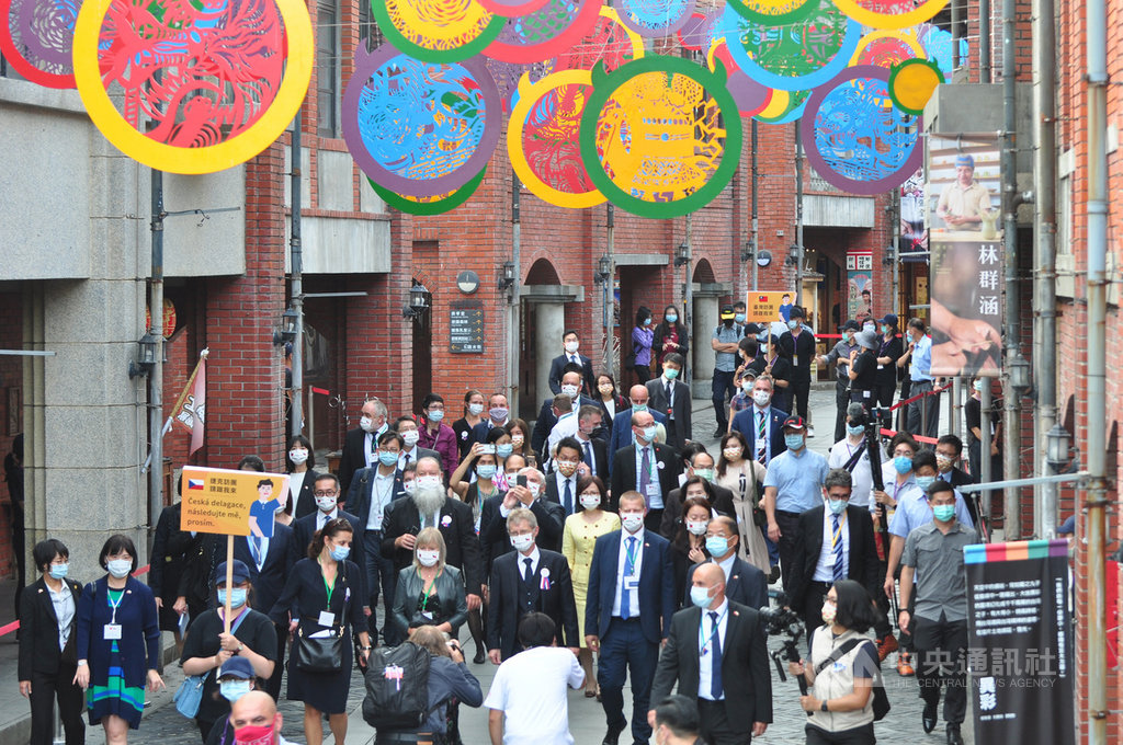 捷克參議院議長維特齊1日率參訪團成員近30人，參訪國立傳統藝術中心宜蘭傳藝園區，所有參訪團員們都戴著口罩，輕鬆走訪園區。中央社記者沈如峰宜蘭縣攝　109年9月1日