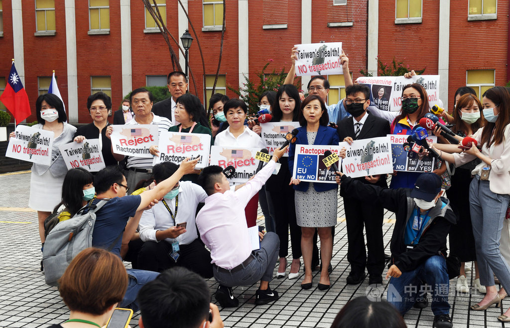 捷克參議院議長維特齊1日前往立法院參訪並發表演說,國民黨立法院黨團書記長林奕華(藍色西裝外套)率多名立委在維特齊抵達前於議場外舉行記者會,抗議蔡政府開放瘦肉精美豬。中央社記者施宗暉攝 109年9月1日