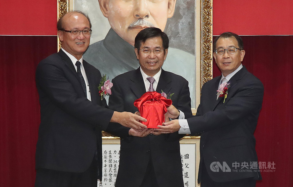 教育部體育署代理、新任署長交接暨宣誓典禮1日在體育聯合辦公大樓舉行,教育部長潘文忠(中)擔任監交人,代理署長林騰蛟(左)將印信交接給新任署長張少熙(右)。中央社記者張新偉攝 109年9月1日
