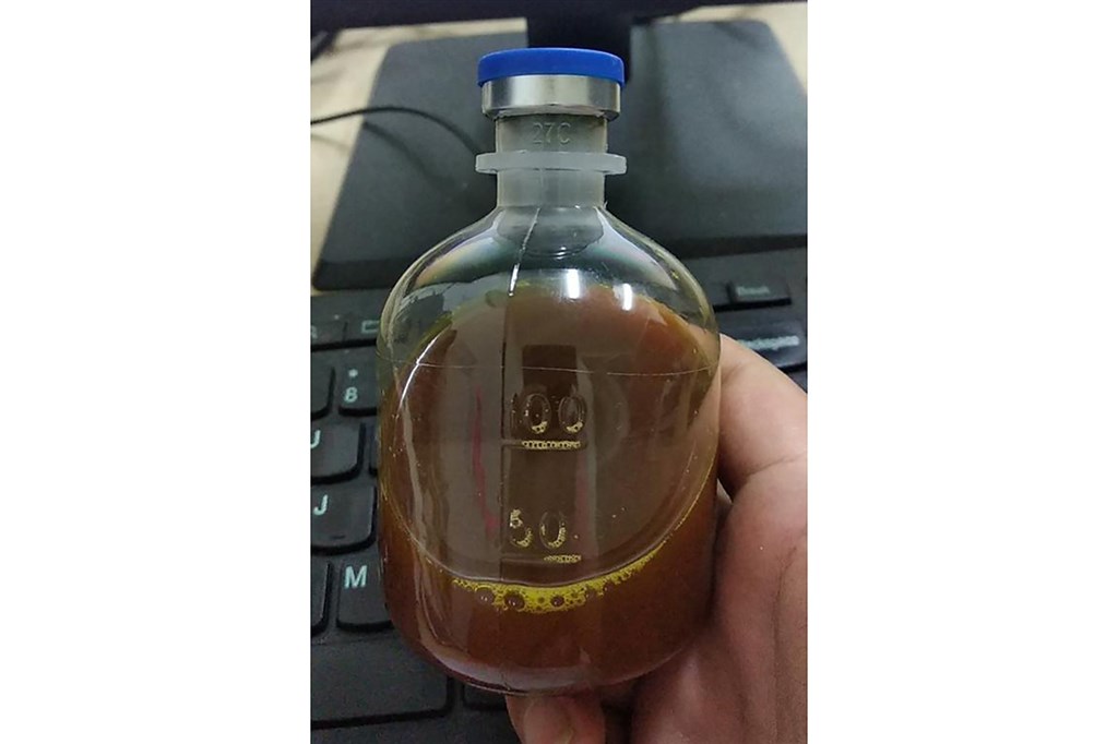美聯社披露,一名中年婦女在疫情期間被拘禁在拘留所內,被迫喝下不明中藥,這些藥物讓她的身體狀況更加羸弱,而且感到噁心。(美聯社)