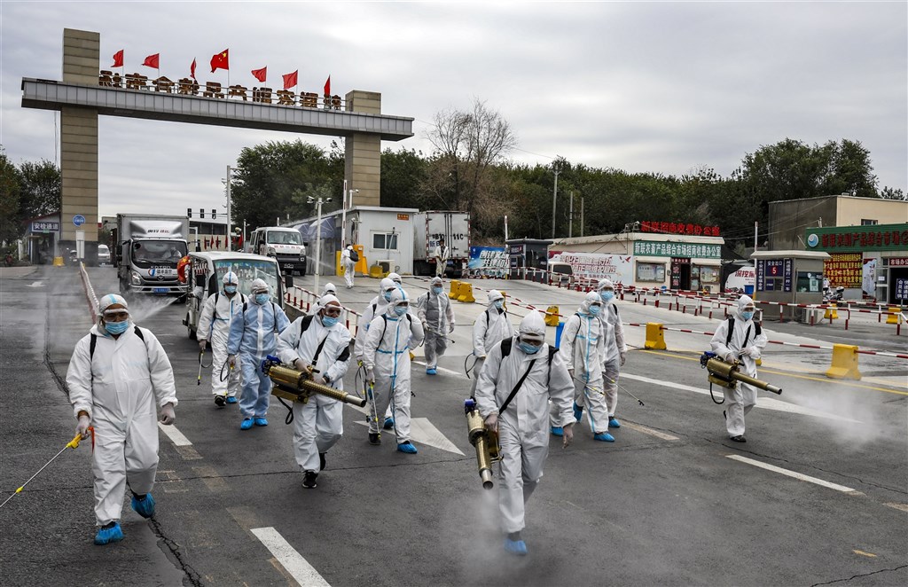 新疆自7月中旬以來通報826起武漢肺炎確診病例,是中國自疫情爆發以來最多的確診數。圖為新疆烏魯木齊環境消毒。(中新社)