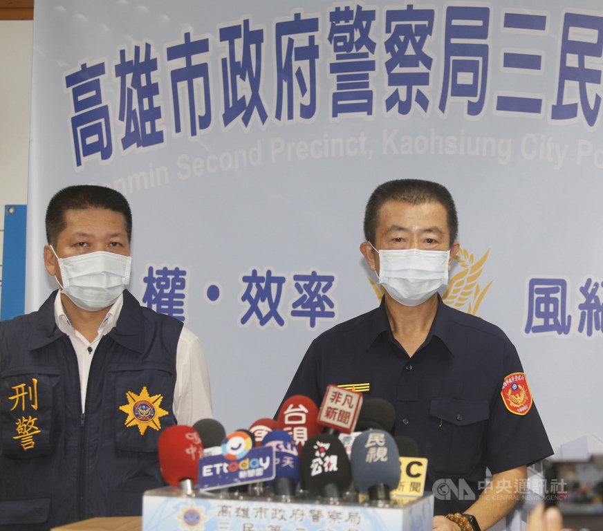 高雄市失聯國中女學生1日警方在新竹竹東鎮尋獲,同時逮捕並控制女學生的羅姓犯嫌等3人,一併下午帶返高雄。高雄市警局三民二分局長梁東山(右)、偵查隊長曾順光(左)舉行記者會,向媒體說明案情。中央社記者董俊志攝 109年9月1日