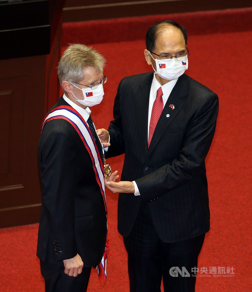 捷克參議院議長維特齊(左)1日上午到立法院參訪並發表演說;立法院長游錫堃(右)代表致贈立法院國會外交榮譽一等獎章給維特齊。中央社記者郭日曉攝 109年9月1日