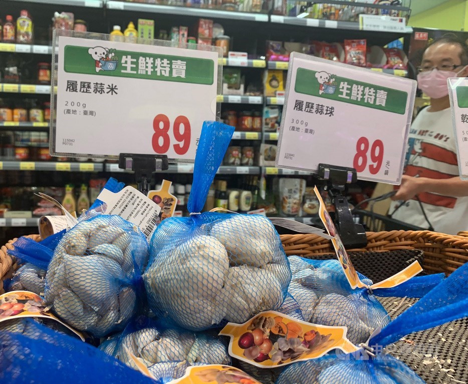 由於目前國外蒜頭進不來,台灣蒜頭又陸續售罄,導致市場供需失衡,7月起蒜頭價格就持續上漲,讓許多婆婆媽媽越來越買不下手,雲林西螺果菜市場1日蒜頭批發價每公斤更是漲到新台幣333元。圖為大賣場業者銷售的台灣產蒜頭。中央社記者張新偉攝 109年9月1日