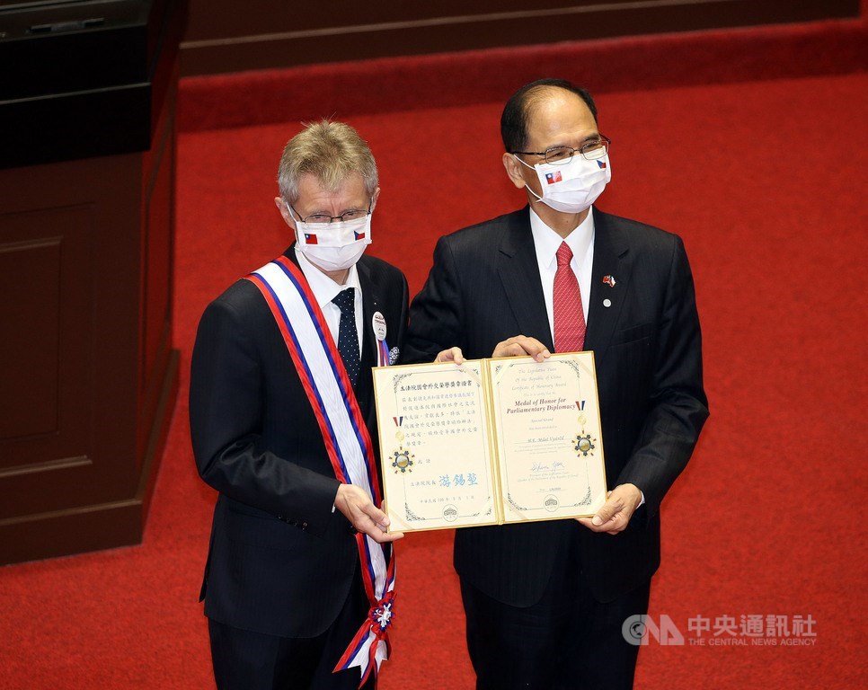 捷克參議院議長維特齊(左)1日上午前往立法院參訪,立法院長游錫堃(右)代表致贈立法院國會外交榮譽獎章一等獎章及證書給維特齊,兩人合影留念。中央社記者郭日曉攝 109年9月1日