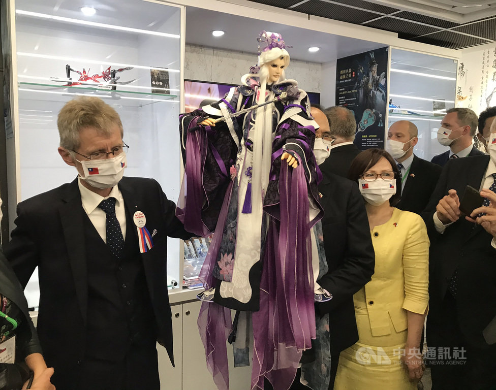 捷克參議院議長維特齊（左）等人1日前往宜蘭，參訪國立傳統藝術中心宜蘭傳藝園區，維特齊並獲贈一尊素還真布袋戲偶。（翻攝照片）中央社記者沈如峰宜蘭縣傳真　109年9月1日
