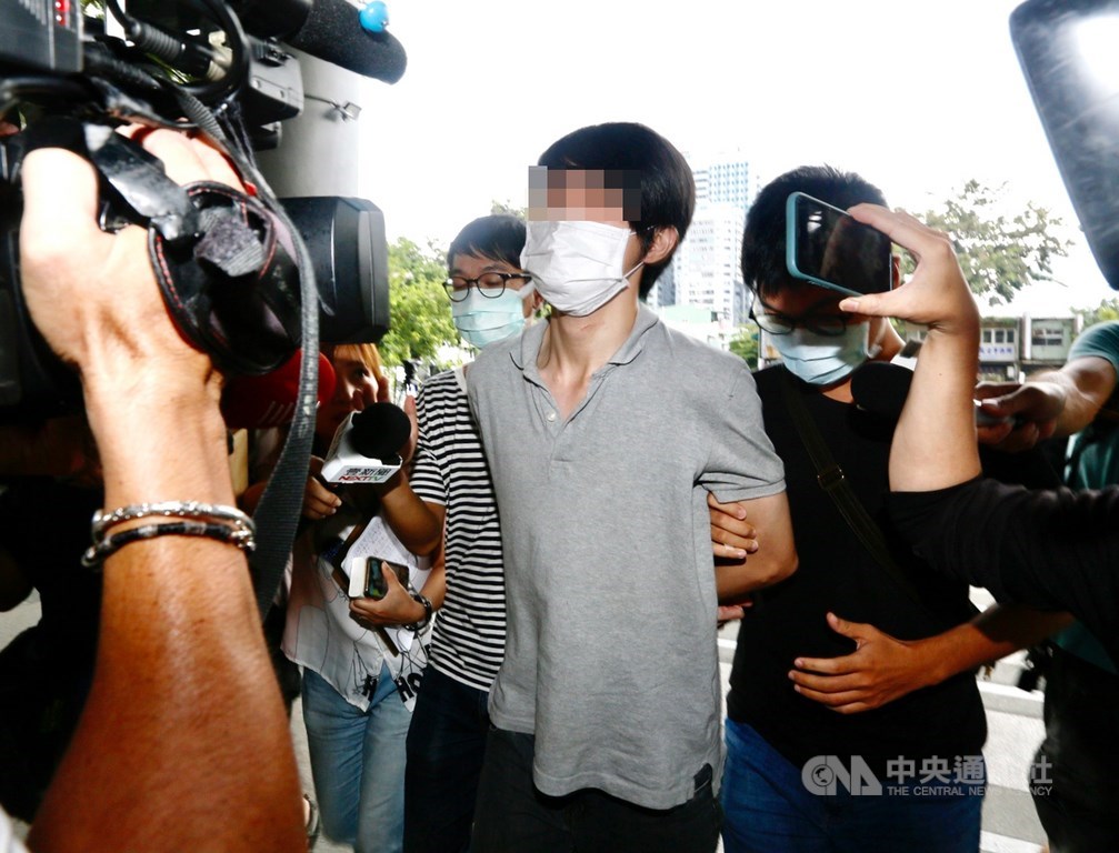 涉嫌拘禁高雄少女66小時的羅姓主嫌(中)2日上午移送高雄地檢署複訊,檢方認為他犯罪嫌疑重大且有逃亡勾串證之虞,向法院聲請羈押。中央社記者董俊志攝 109年9月2日