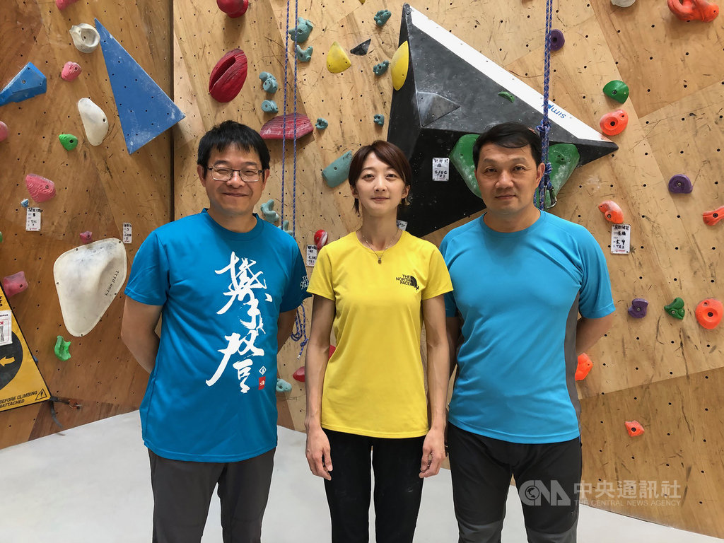 攀岩運動逐漸盛行,中華民國山岳協會運動攀登部長莊嘉仁(左)2日邀攀岩一姐李虹瑩(中),示範攀岩運動中的抱石與上攀的安全須知,並分享經驗。中央社記者黃巧雯攝 109年9月2日