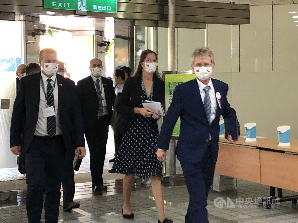 捷克參議院議長維特齊(Miloš Vystrčil)(右)率團在2日傍晚拜訪科技部,雙方聚焦在生醫、航太、能源與農業科技等領域,未來有望進一步擴大交流。中央社記者蘇思云攝 109年9月2日