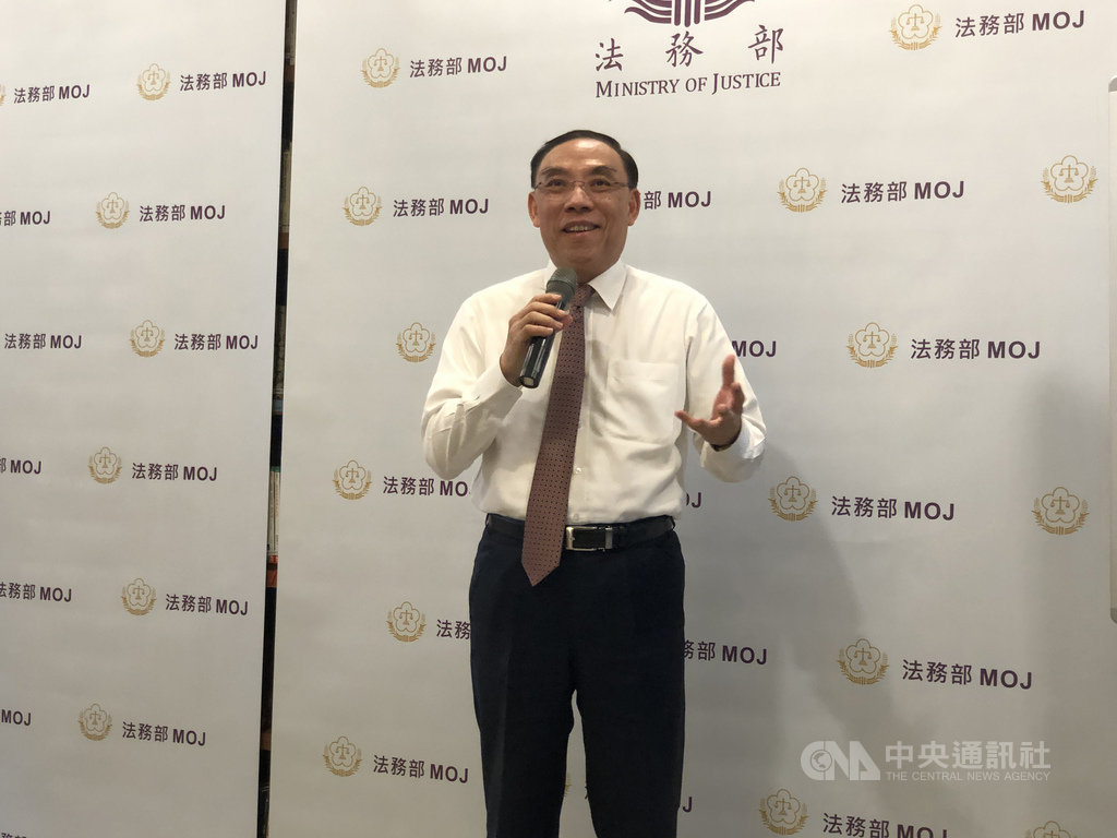 法務部長蔡清祥(圖)2日表示,去年1月要求檢討修訂犯罪被害人保護法,須以被害人權益為核心,一路相伴被害人,他也舉例至今20年來,自己持續給予死者吳銘漢夫婦的遺孤關懷。中央社記者劉世怡攝 109年9月2日
