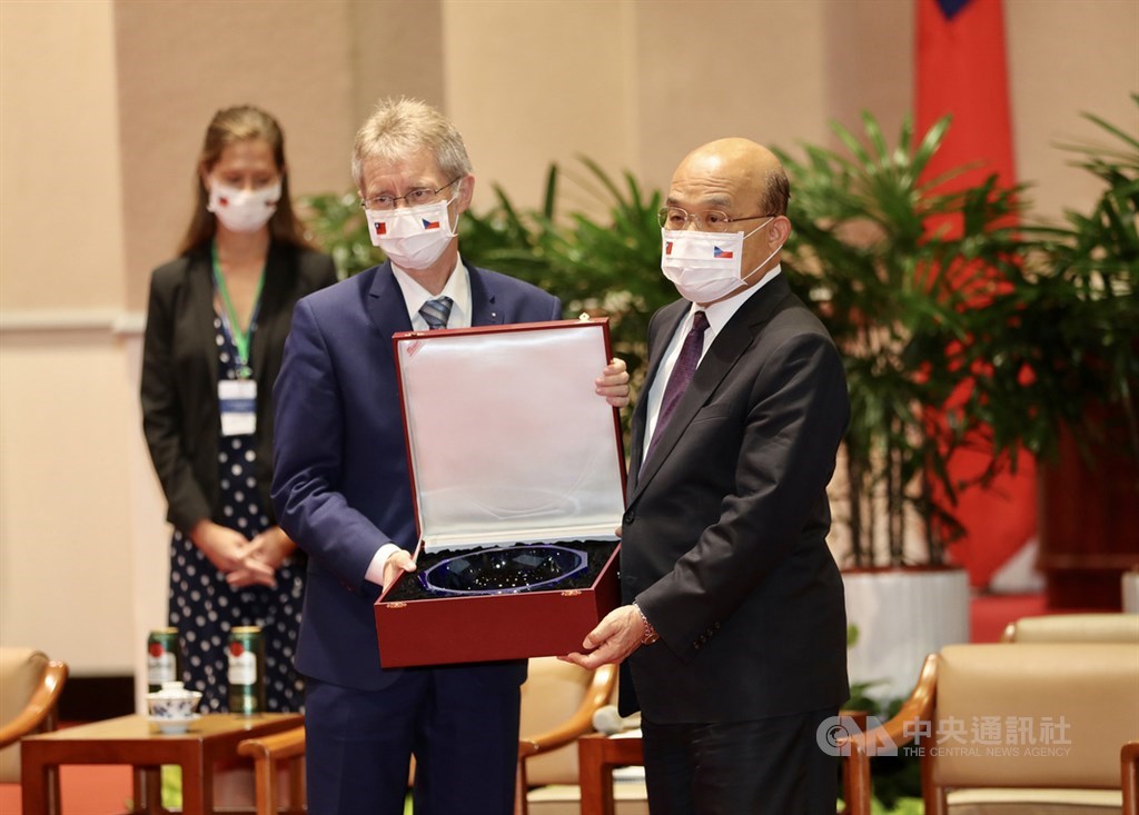 行政院長蘇貞昌(右)2日在行政院接見捷克參議院議長維特齊(Miloš Vystrčil)(前左)等人,維特齊回贈禮品給蘇貞昌。中央社記者張皓安攝 109年9月2日
