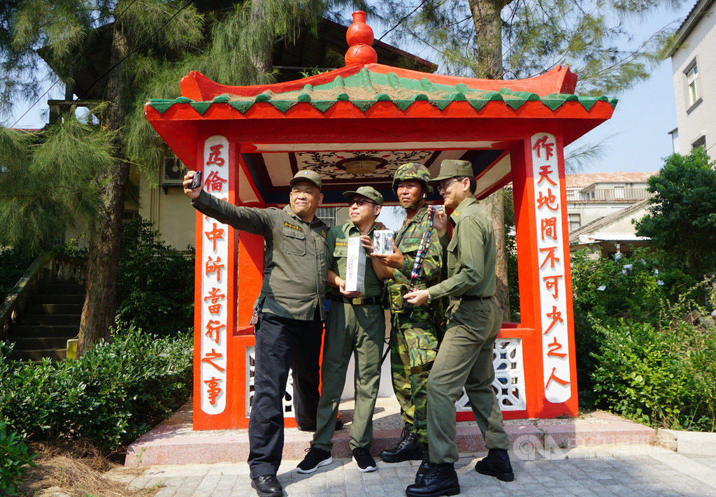 老兵召集令又來了,金門縣政府2日表示,曾在金門服役的老兵9月30到12月15日重返英雄島,與三處軍事標語合照,可持合法旅宿收據及照片到機場,申領紀念酒及神祕禮。中央社記者黃慧敏攝 109年9月2日