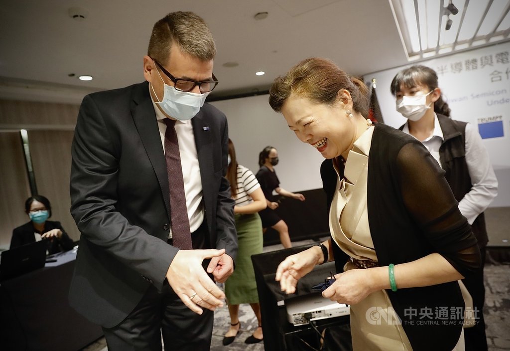 工研院攜手台灣機械工業同業公會推動台灣半導體與電子產業先進雷射應用服務中心,2日與德國創浦集團(TRUMPF Group)舉行合作備忘錄簽約儀式,德國經濟辦事處首席代表暨處長林百科(前左)和經濟部長王美花(前右)致意。中央社實習記者曾守一攝 109年9月2日