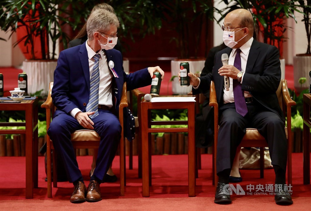 行政院長蘇貞昌(右)2日在行政院接見捷克參議院議長維特齊(左)等人,蘇貞昌準備捷克的啤酒招待維特齊等一行。中央社記者張皓安攝 109年9月2日