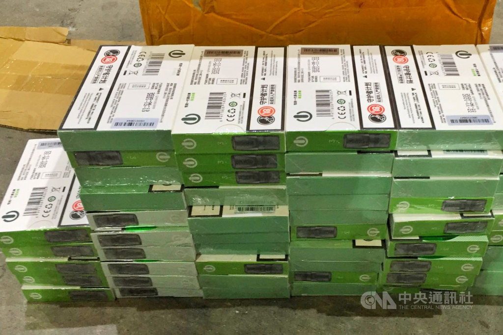 關務署台北關2日發布新聞稿表示,根據統計,1月到7月共查獲13萬多瓶電子煙彈(煙油),市價超過新台幣2000多萬元,受到武漢肺炎(2019冠狀病毒疾病,COVID-19)疫情影響,入出境旅客人數遽降,因此疫情以來查獲的違規商品以快遞方式進口占大宗。(關務署台北關提供)中央社記者吳睿騏桃園機場傳真 109年9月2日