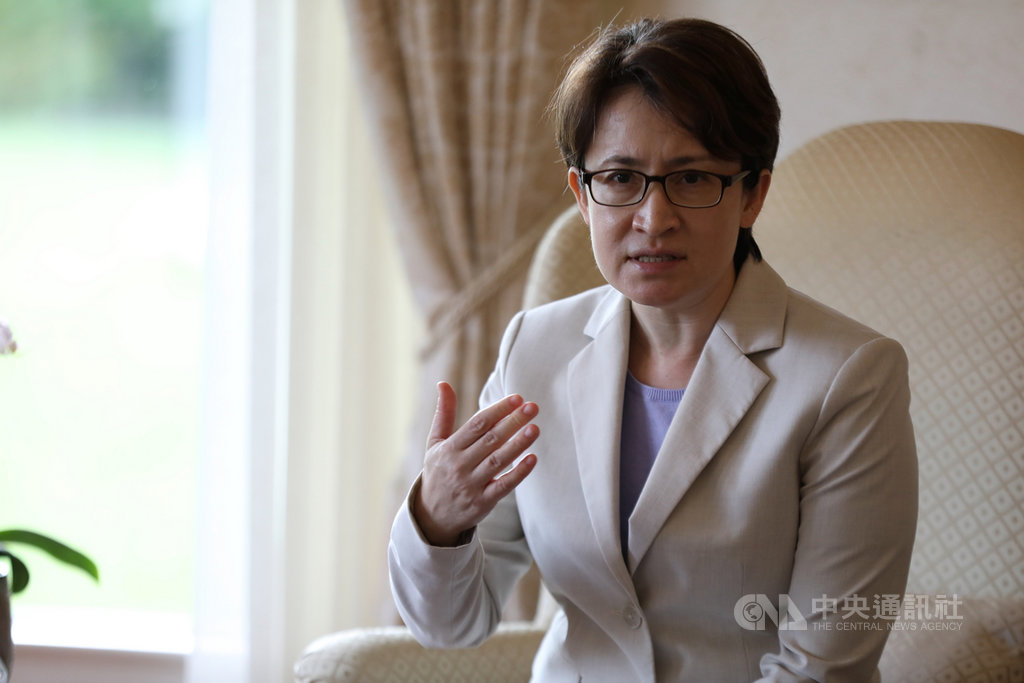 駐美代表蕭美琴1日與華文媒體茶敘。談到美國國務院近日宣布創立的美台雙邊「經濟與商業對話」,她表示,對話機制不僅涵蓋貿易議題,與台美貿易暨投資架構協定(TIFA)互不衝突,相輔相成。中央社記者徐薇婷華盛頓攝 109年9月2日