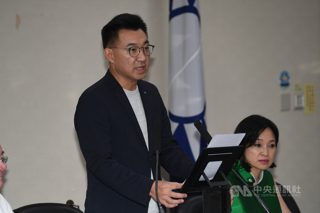 國民黨主席江啟臣(左)2日主持中常會致詞時表示,政府將開放含萊克多巴胺美國豬肉進口,未來除了進行強力監督,不排除上街抗爭,更將發起全民食安公投。中央社記者施宗暉攝 109年9月2日