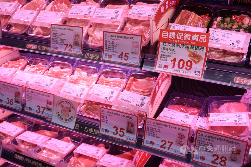 明年元月起將開放美國豬肉進口,有業者在賣場架上的生鮮豬肉產品以國旗標示原產地,以利民眾辨識國產豬肉。中央社記者王淑芬攝 109年9月2日