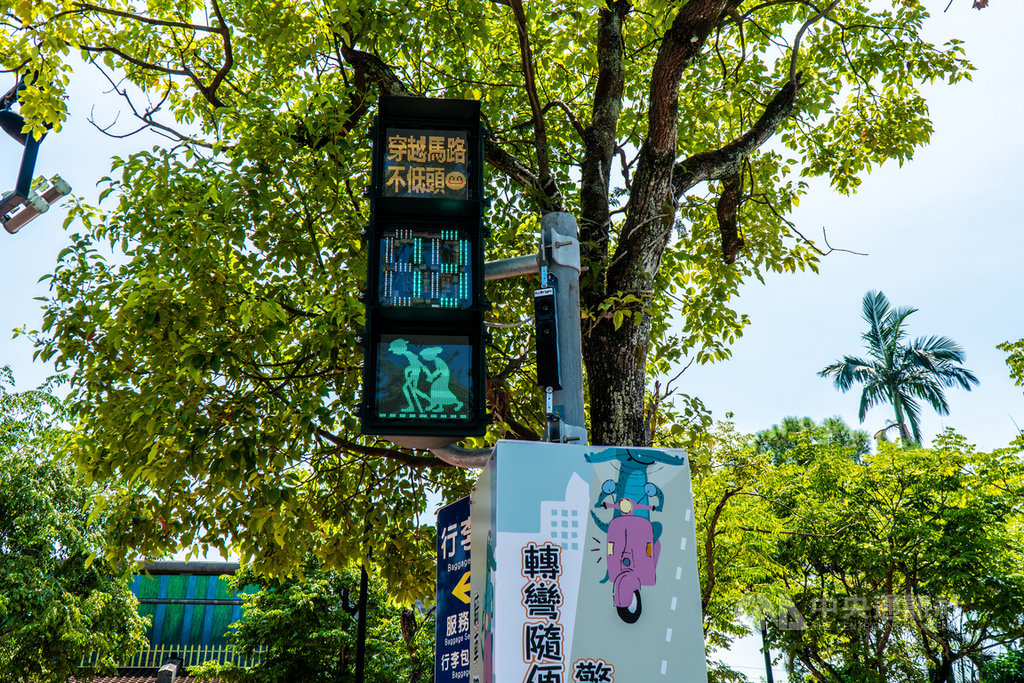 宜蘭車站通往丟丟噹森林廣場的路口,9月起多了會唱歌的「小綠人」,當通行號誌亮起,就會響起輕快樂曲,這款特殊號誌是全國首創,同時結合自創音樂及長輩版小綠人視覺設計,提醒行人注意路口安全不低頭。(宜蘭縣政府提供)中央社記者王朝鈺傳真 109年9月2日