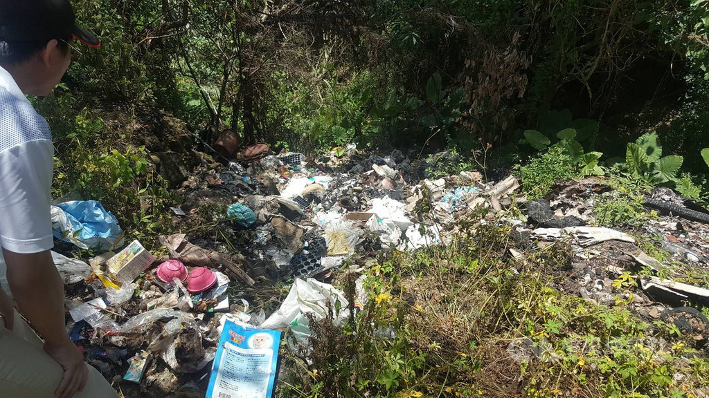嘉義縣番路鄉草山村一處坡地驚見「垃圾瀑布」,從產業道路一直綿延到山谷,環保局會同林務局、森林警察隊及地政局會勘,並通知土地承租人到場,限期土地承租人在9月20日前清除。(嘉義縣環保局提供)中央社記者蔡智明傳真 109年9月2日