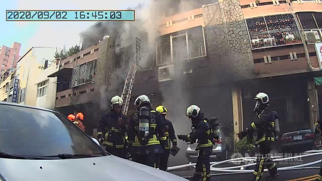 台中市南區一處住宅2日發生火警,消防局獲報到場搶救,火勢撲滅後消防人員在屋內2樓發現女屋主,但已無生命徵象。(台中市消防局提供)中央社記者蘇木春傳真 109年9月2日