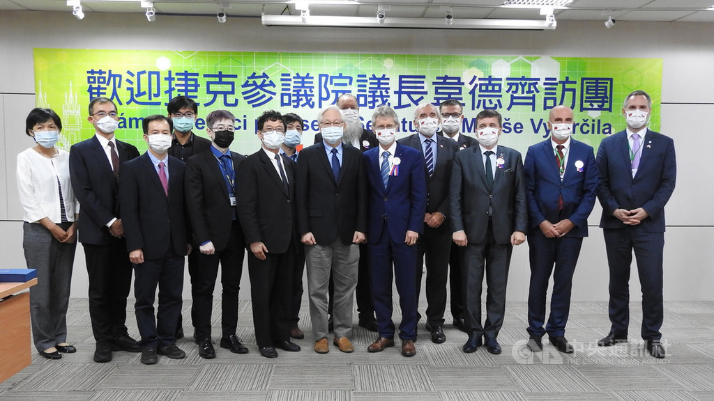 捷克參議院議長維特齊(Miloš Vystrčil)(前排右4)率團在2日傍晚拜訪科技部,雙方聚焦在生醫、航太、能源與農業科技等領域,科技部長吳政忠(前排左6)、政務次長謝達斌(前排左5)與各司司長都參與交流。(科技部提供)中央社記者蘇思云傳真 109年9月2日