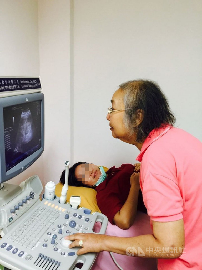 68歲的屏東恆春基督教醫院婦產科醫師陳明珠(前)最近洗腎,知道醫院找不到婦產科醫師值班,她恢復看診和值班,不顧自己身體,以醫院和病人為重。(陳志成提供)中央社記者郭芷瑄傳真 109年9月2日