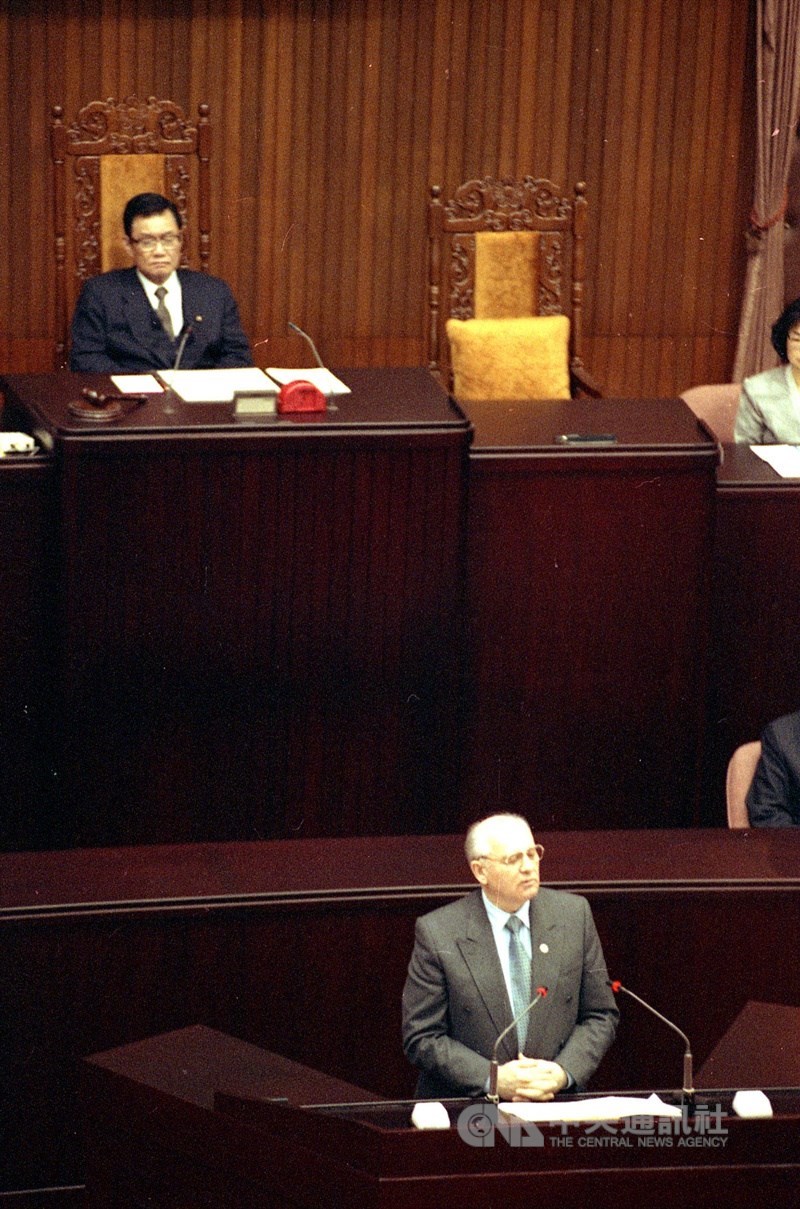 1994年3月24日前蘇聯領袖戈巴契夫(前)在立法院演說引起轟動。(中央社檔案照片)