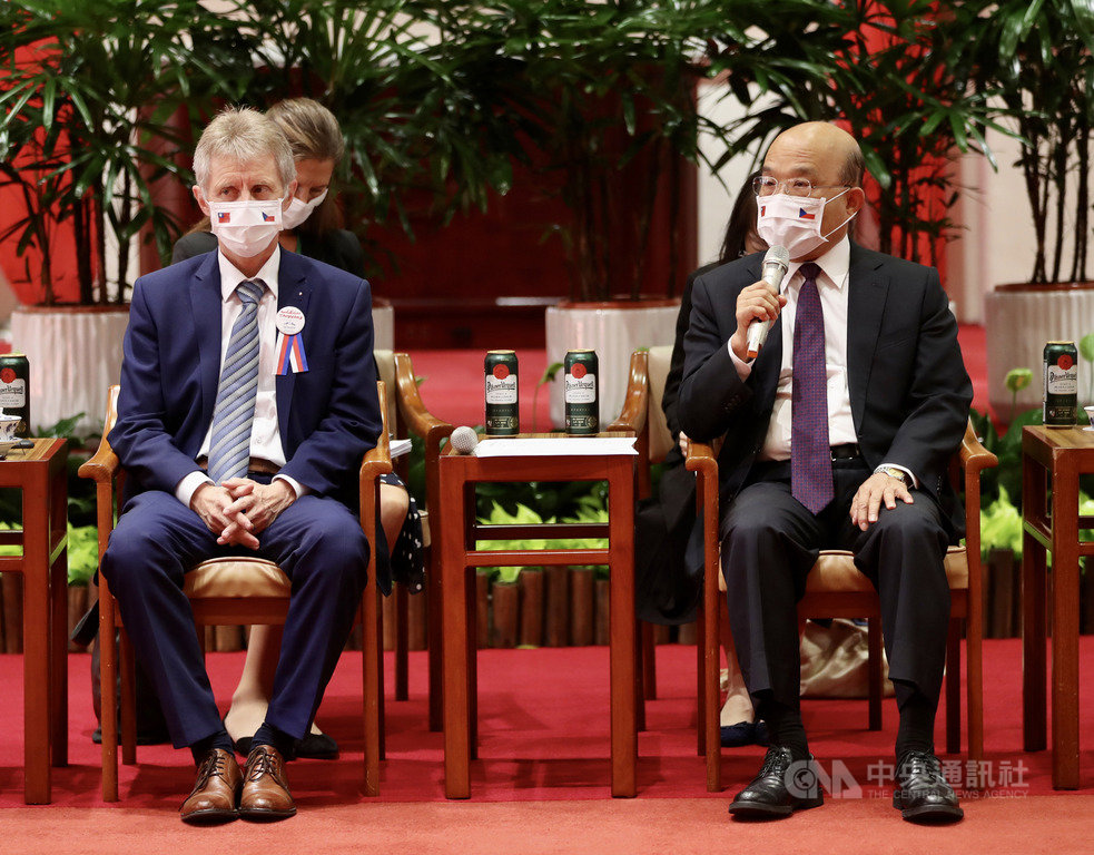 行政院長蘇貞昌(右)2日在行政院接見捷克參議院議長維特齊(左)等一行,雙方對經貿、創新等多項議題希望未來深化交流。中央社記者張皓安攝 109年9月2日