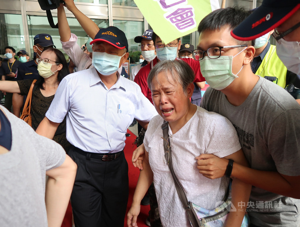 鳳山鐵路地下化反重劃自救會成員3日到高雄市政府陳情,訴求「停止鳳鐵錯誤重劃、落實土地正義承諾」,住戶聲淚俱下控訴市府要掠奪人民屋宅、迫遷,過程沒有溝通,更可惡的是讓居民沒有暢通對外交通。中央社記者王淑芬攝 109年9月3日